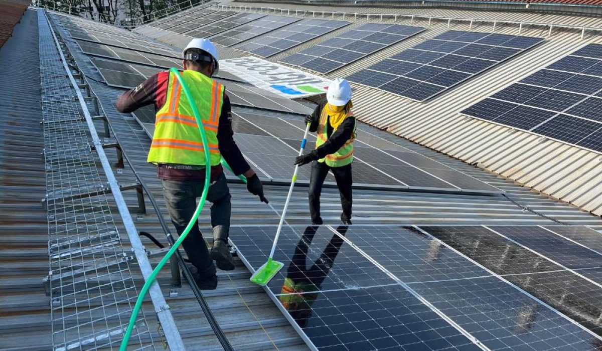 merawat-panel-surya-solar-panel